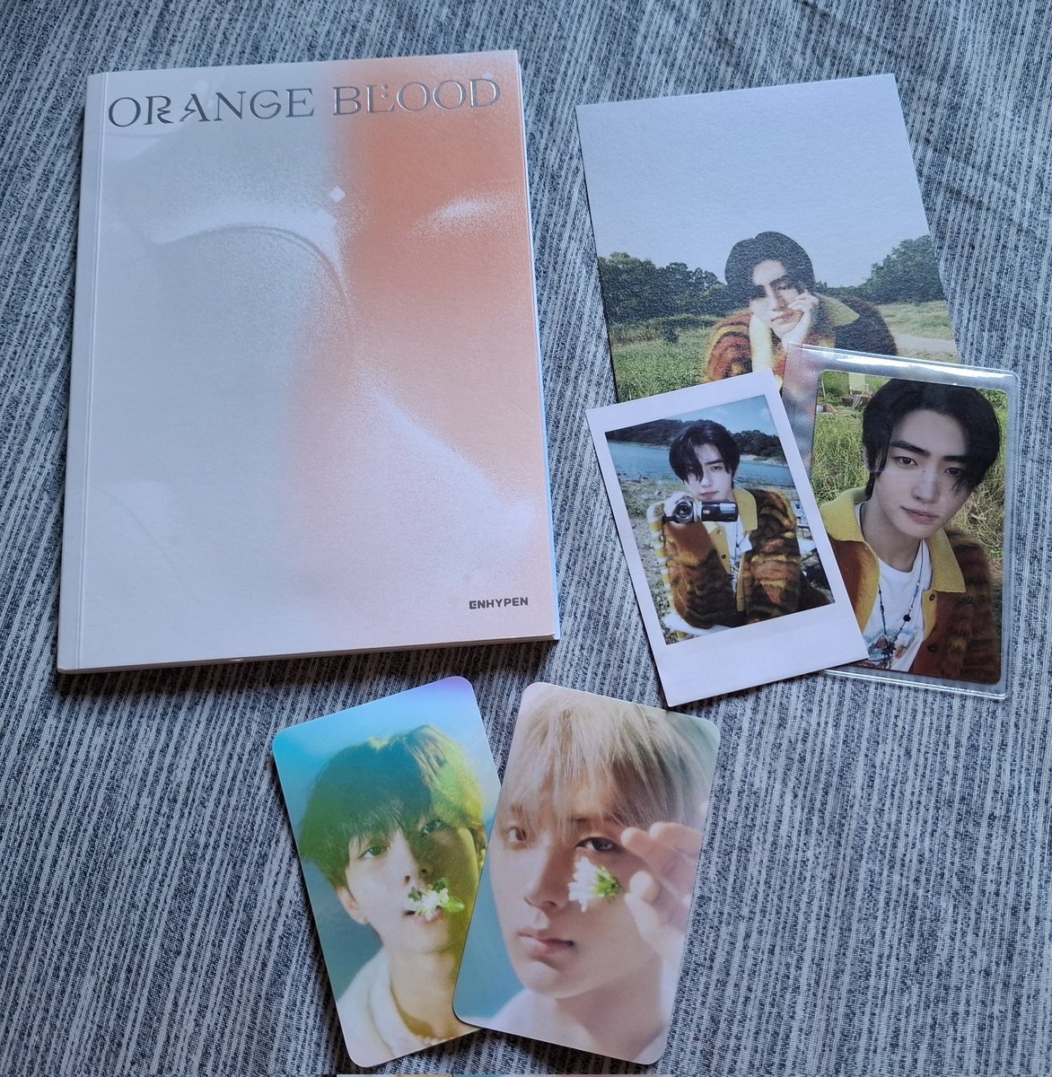 bloodbeom's tweet photo. Feedback muito positivo pra @xxtyuun que me vendeu o engene ver. de orange blood e o pc do hoon 🧡
Ela foi um amor, respondeu todas as minhas dúvidas, mandou fotos e vídeos dos itens, sem contar que embalou MUITO bem e me mandou esses lindos jaywon de brinde 🥹 https://t.co/iztQCZvI2l