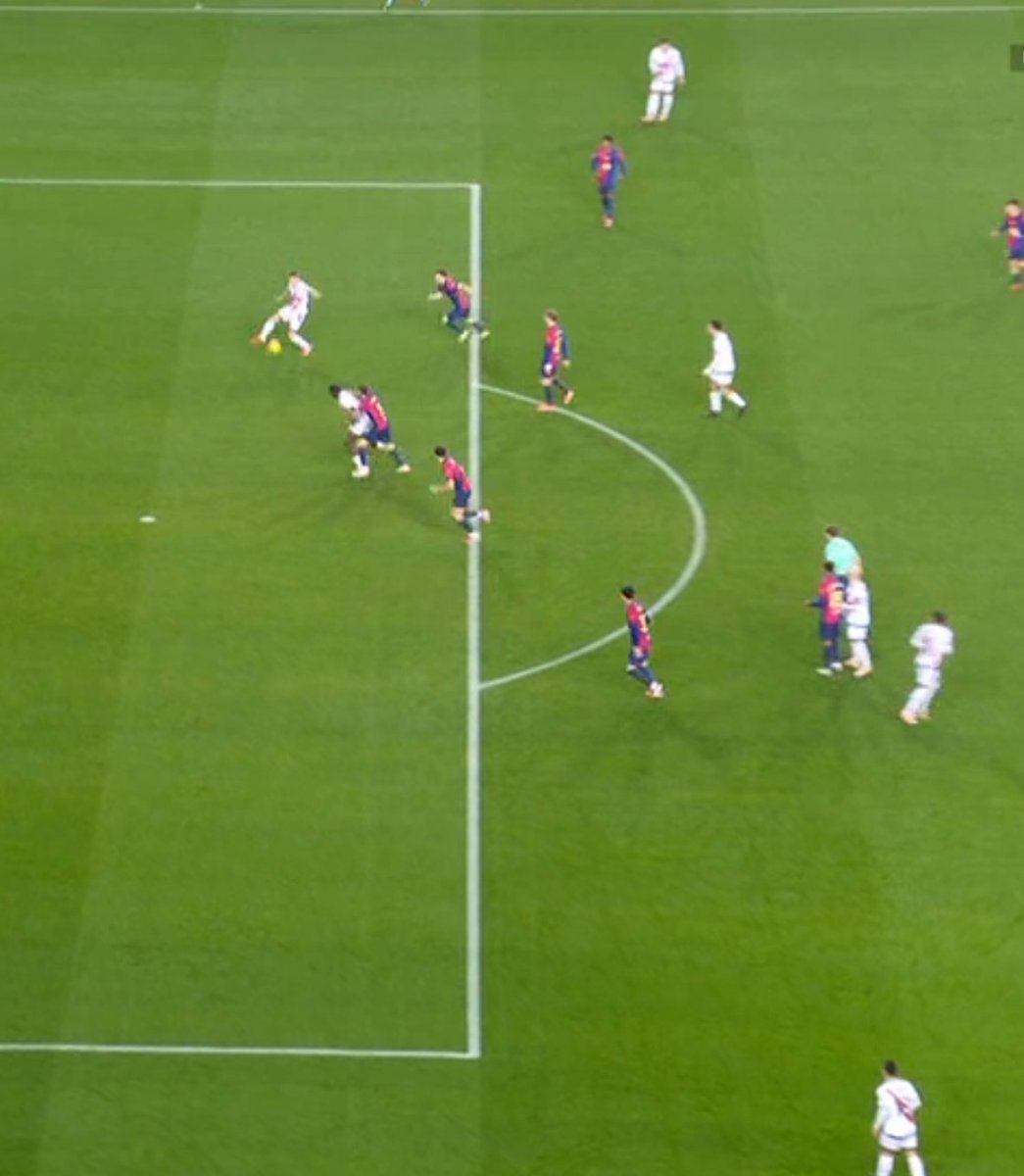 La clave está en el control hacia dentro. Claramente Nteka (en fuera de juego) no deja INTENTAR disputar el balón a Iñigo Martinez. Yo si veo fuera de juego posicional básicamente porque el balón caía a esa zona. ¿Hubiera llegado? Eso ya no lo sé