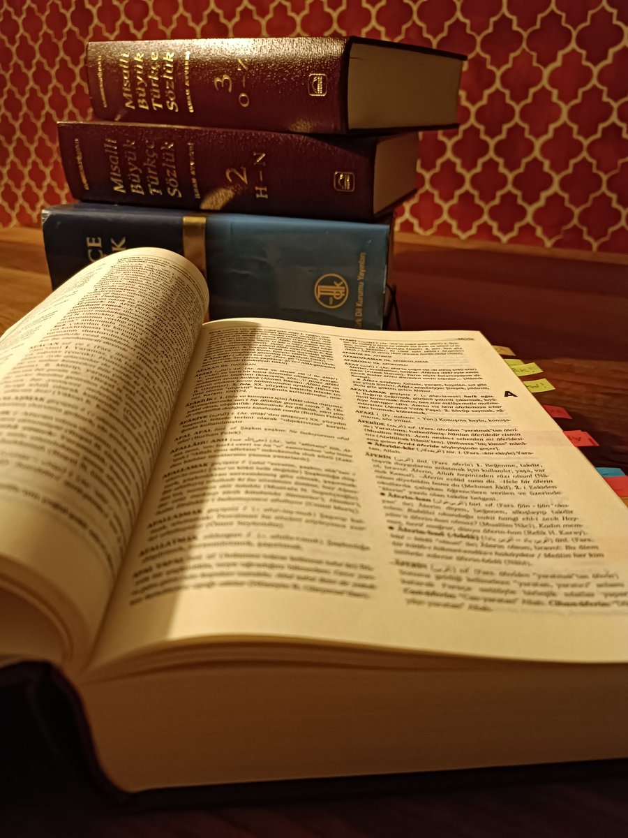 Polonius: Neler düşünüyorsunuz [okuyorsunuz] efendimiz?
Hamlet: Kelimeler, kelimeler, kelimeler!
. 

Sözlük cândır.