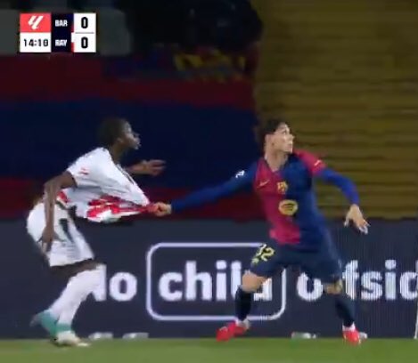 Marvinismo_'s tweet image. 1) Penalti no pitado a favor del Rayo por agarrón
2) Penalti pitado a favor del Barça
3) Penalti no pitado a favor del Rayo idéntico al que le han pitado al Barça
4) Gol anulado al Rayo por fuera de juego inexistente

Esta competición es una pocilga.