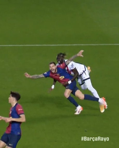 Marvinismo_'s tweet image. 1) Penalti no pitado a favor del Rayo por agarrón
2) Penalti pitado a favor del Barça
3) Penalti no pitado a favor del Rayo idéntico al que le han pitado al Barça
4) Gol anulado al Rayo por fuera de juego inexistente

Esta competición es una pocilga.