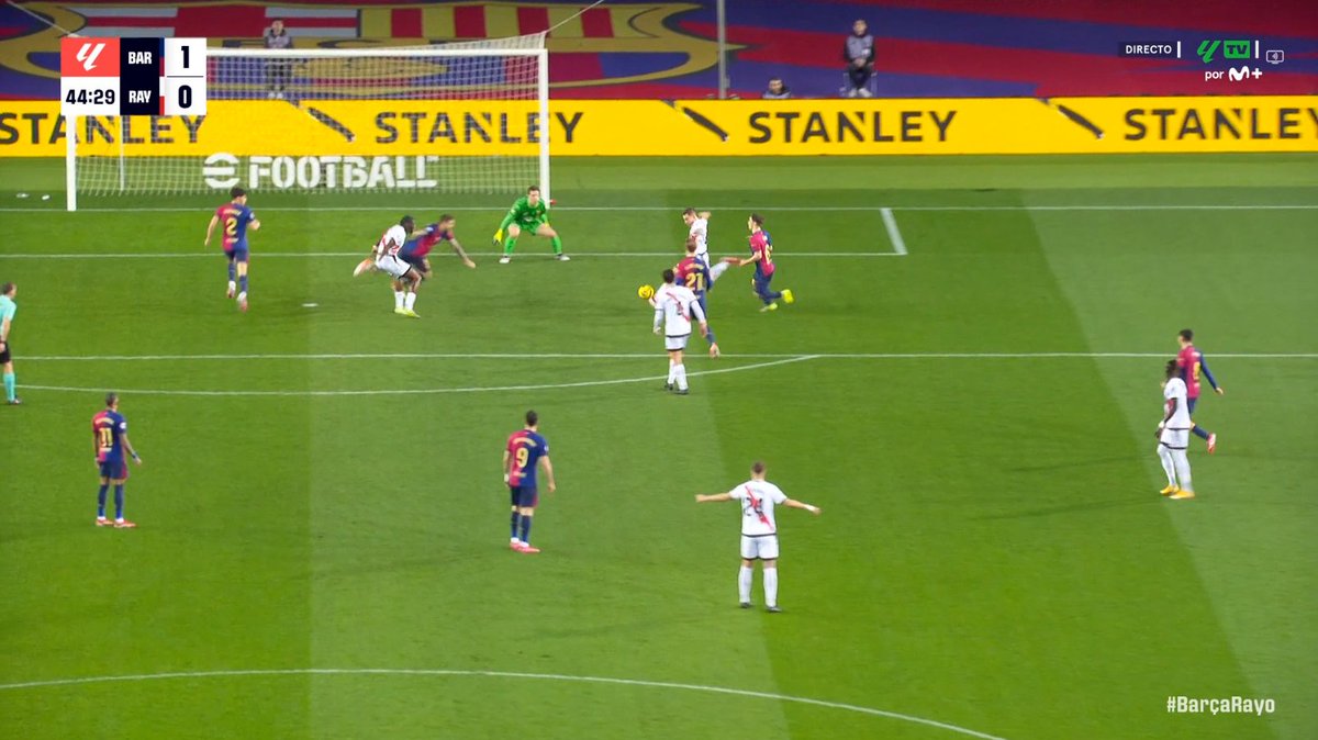 ⁉️💥 ¿Hay fuera de juego posicional de Nteka en el gol de De Frutos?

✅ 𝗦𝗜.

▪️ El delantero francés bloquea a Íñigo Martínez e incluso le pone la pierna por delante para dificultar que llegue a De Frutos.

💥 Decisión brillante y en directo del asistente de Melero López.