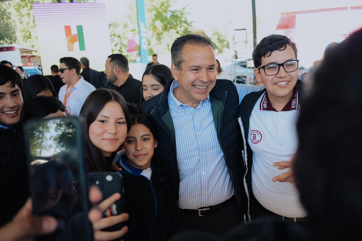 tonoastiazaran's tweet photo. En Hermosillo, estamos comprometidos con la prevención de adicciones.

Por ello, hoy damos un paso importante al presentar el Programa Advertencia, en el Lunes Cívico de la Secundaria Juan Escutia.

Un modelo de formación educativo que, en colaboración con @DIFdeHermosillo y @AmoryConviccion, llegará a 10,000 jóvenes de secundaria y bachillerato, brindado herramientas para que tomen mejores decisiones.

#TrabajoQueSeNota