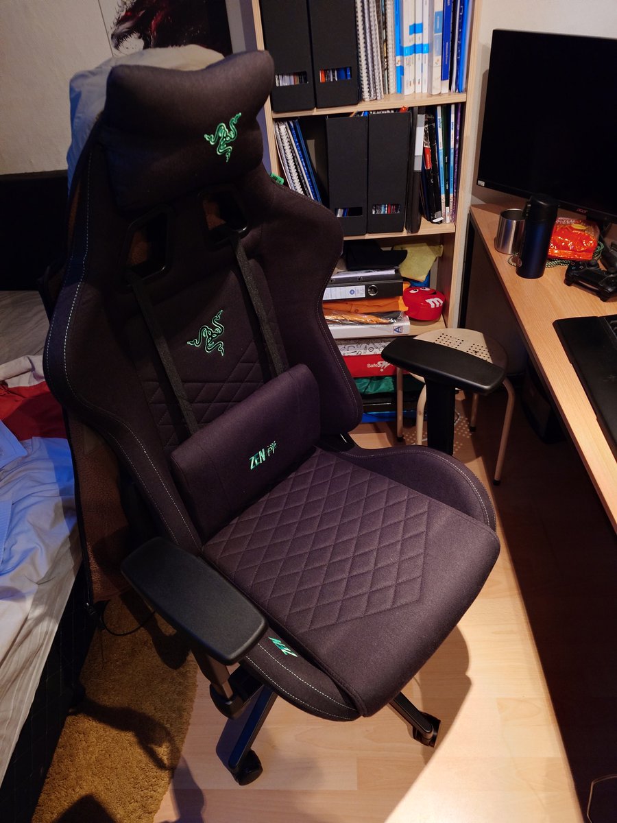 HaseSap's tweet photo. Just build my new chair. Just wanted to let you all know 😐 not that I will be better at games https://t.co/n8PCbGzWr0