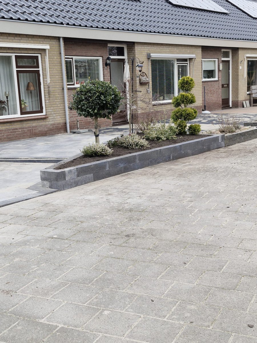 🌱 Wij mochten weer een mooie recensie van een tevreden klant ontvangen! 

"Super tevreden!
Gemiddelde beoordeling: 10
Wiebe en Grietje hebben een ontwerp gemaakt voor onze voorstraat. In één woord geweldig, zo blij mee. Vakmanschap dat is Wiebe!"

hoveniernederland.nl/hovenier/provi…