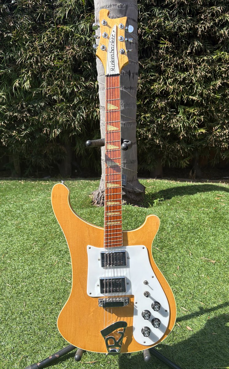 Please welcome the newest addition to the family - A 1975 Rickenbacker 481 in excellent condition. Note the slanted frets and the stock coil tap for the neck pick-up. 🤘😉

#guitar #guitarist #GAS #Rickenbacker