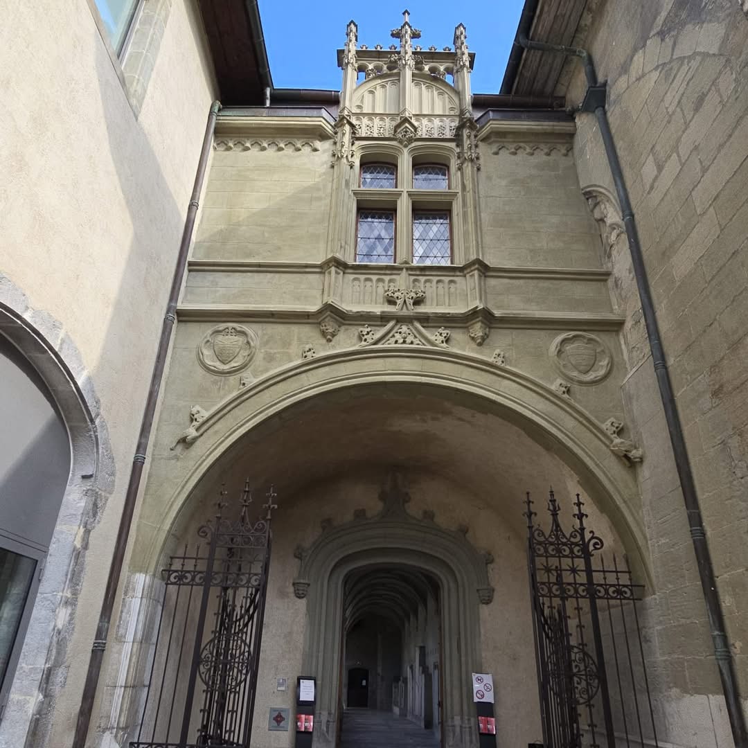 ✨ Musée Savoisien ! ✨
Il a pris place dans l'ancien couvent à côté de la cathédrale.  Une rénovation très réussie. Astuce: le cloître est accessible et libre. Idéale pour une pause, ils ont équipé le lieu de tables et chaises.
#museesavoisien #savoie  #Chambéry @museesavoisien