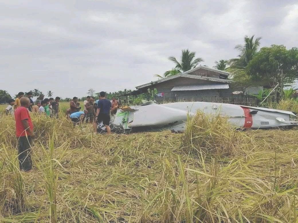 Alessandra38617's tweet photo. A Beechcraft King Air crashed in Ampatuan, Philippines. All four people on board died. The plane went down in a rice field while on a flight from Cebu to Cotabato. Updates will be provided when poss .. https://t.co/tQ5h3wso56