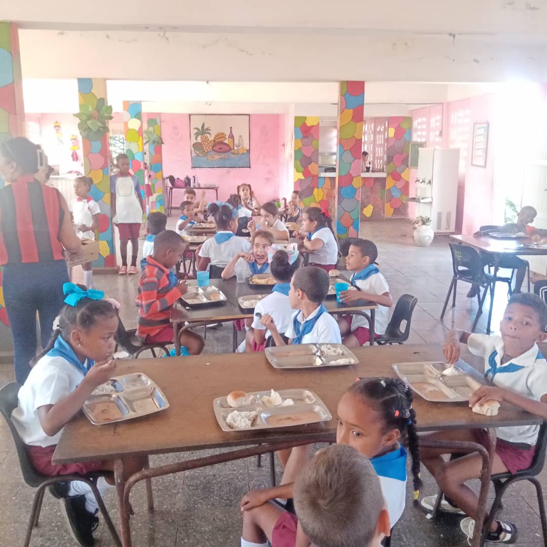 AEIServimin's tweet photo. Visita la escuela primaria Martha Abreu de Santa Lucía, una representación de los trabajadores de la AEI Servimin, donde reciben el premio de una cálida sonrisa de parte de los niños. #AEIServimin https://t.co/QeBQZ1Kopu