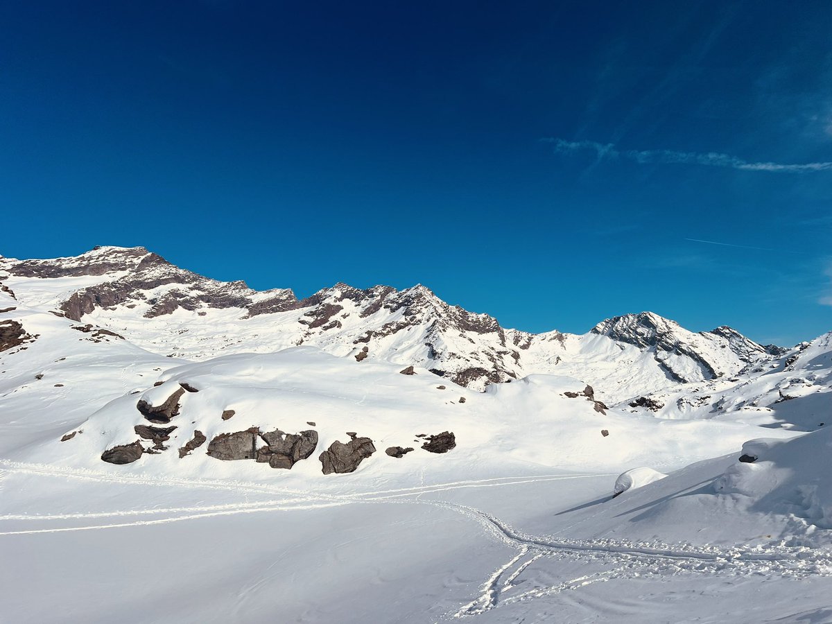 Early start for our Senior Ski tour today. However the views have made it all worth whole. Conditions are good and students are very much looking forward to the week ahead. #alpinedreaming #getoutside #makingmemories #wishyouwerehere
