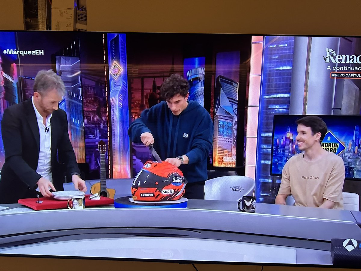 ¡Qué pasada de tarta le han regalado a Marc Márquez en #ElHormiguero hoy por su cumpleaños! 🎉🎂 Un verdadero espectáculo en rojo. ¡Felices 32, Marc! #MárquezEH #CumpleañosVasRojo