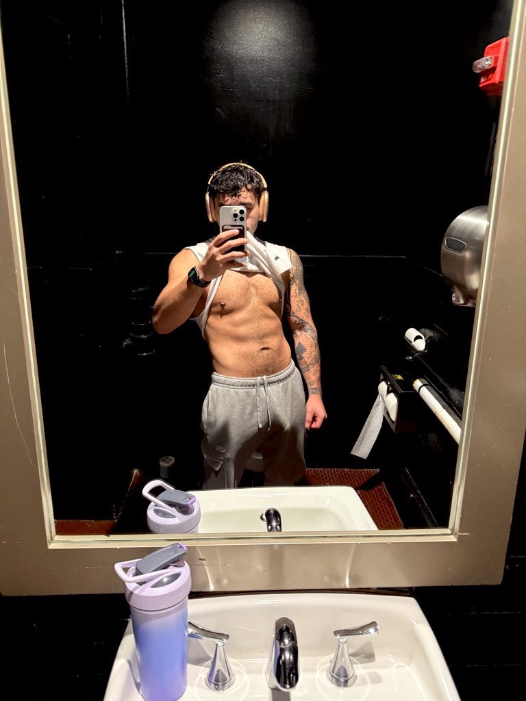 Sebastian tweet media