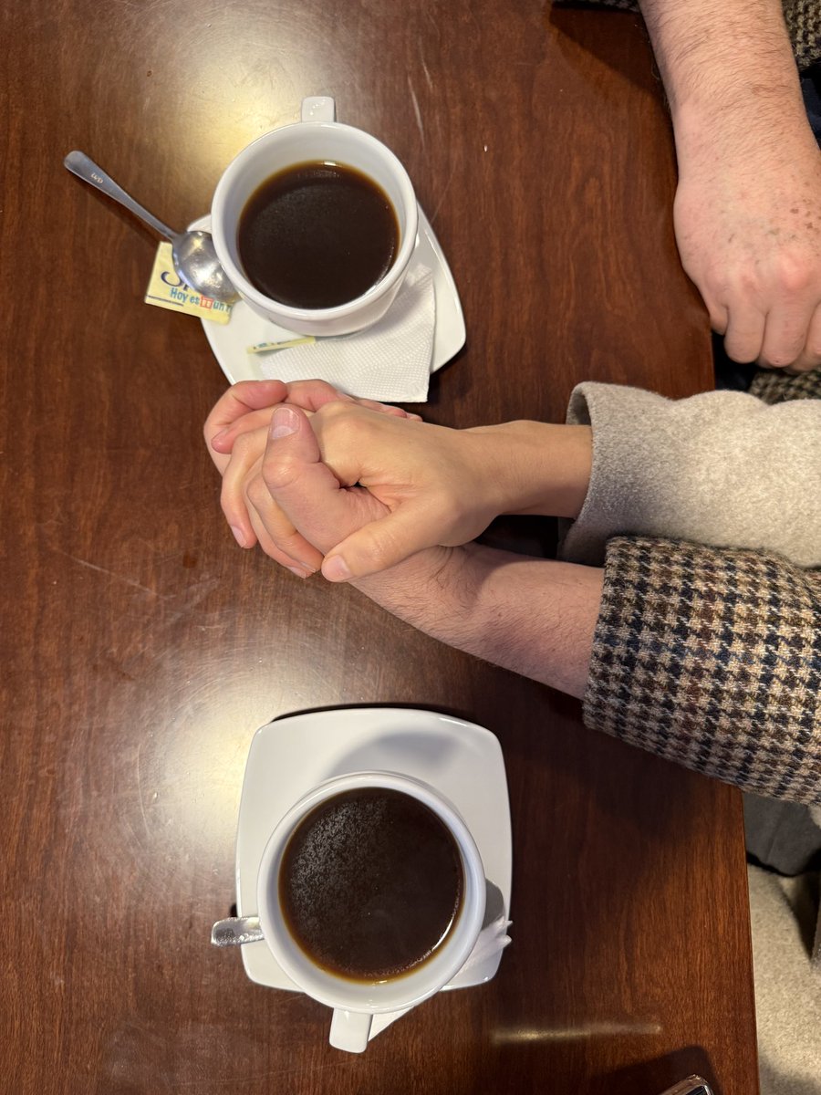 DiegoBorjaPC's tweet photo. Lejos de la polarización y el odio, hoy decido apostarle a la familia. Gracias hija por este café que me llena de energía. https://t.co/Crw5vOzE9u