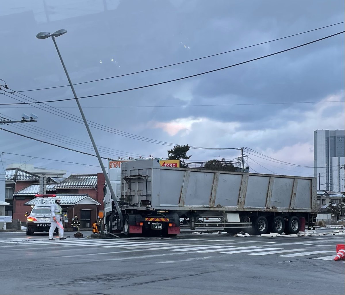 sasa_8008's tweet photo. 栗の木バイパス、古町に向かって明石通りから先通行止めなので通る方はご注意を。 https://t.co/nAUA5YJ0lZ