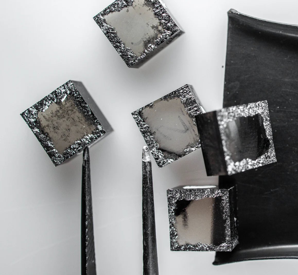 diamtrader's tweet image. The #energy consumption of synthetic diamond production depends on the manufacturing method, with the two primary techniques being:

1️⃣ High Pressure High Temperature (#HPHT)

✅ Requires ~10–30 kWh per carat
✅ Mimics natural diamond formation by applying high pressure (~5–6…