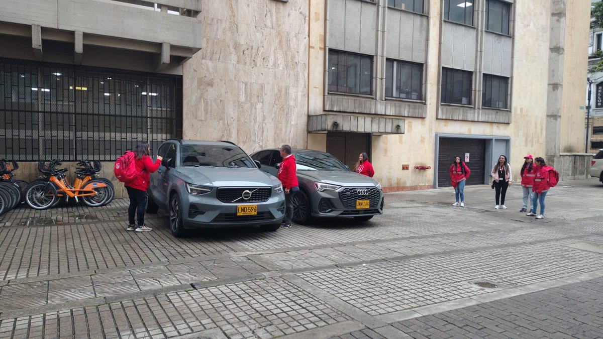 luciabastidasu's tweet photo. #CalleReal
📍Murillo Toro
Pasamonde Toyota a Volvo y Audi tan elegantes y no son capaces de pagar 💰 parqueadero, están destruyendo la vía peatonal que @PGN_COL les cobrará #Conchudos https://t.co/AemiZFwMg0