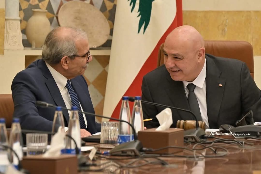 جوزيف لنواف لك كبر عقلك يا نواف بثورة ١٧ تشرين نزل شعب أعزل يطالب بدولة كمان اتهموه نفس الشي.
نواف لجوزيف طيب كيف نحن صهاينة ومعنا خمسة شيعة وخمسة سنة و٢ دروز و١٢ مسيحي.
جوزيف لنواف خلينا نبني وطن ويحكوا شو ما يحكوا هو المسيح ومحمد ما سلموا من بني البشر❤️🇱🇧.