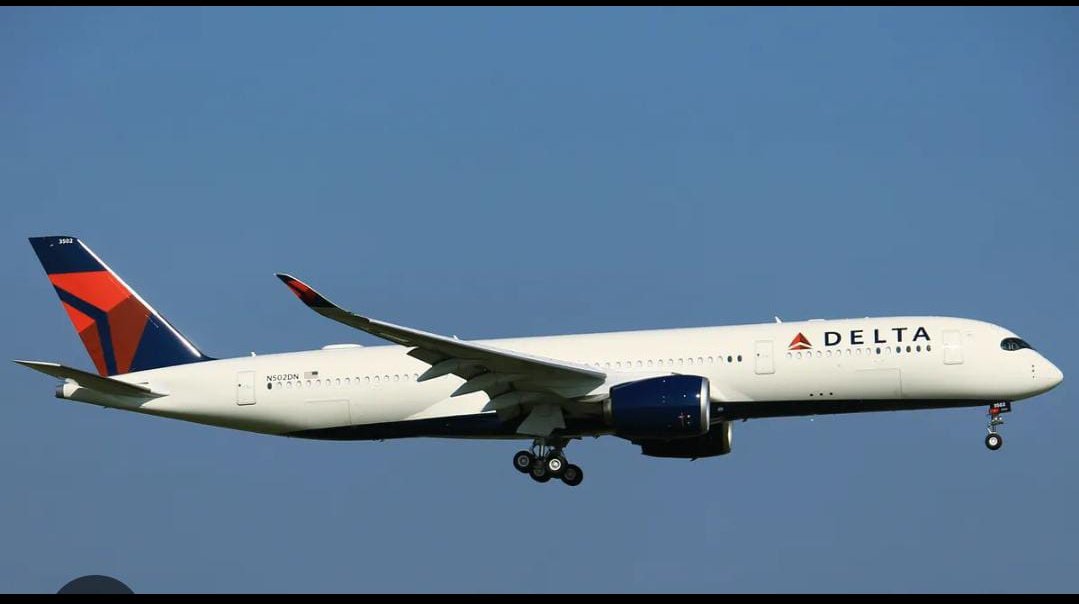 7_kalfou's tweet photo. Un avion de la compagnie américaine Delta Airlines s'est écrasé ce lundi 17 février 2025, à l'aéroport de Toronto, au Canada, faisant plusieurs blessés. Les images de l'appareil retourné sont saisissantes.#KALFOUINFO7 https://t.co/ddAUpKdWkp