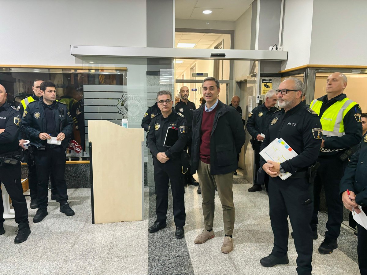 CASTELLÓ// El govern municipal agraïx a Policia Local i Agents de Mobilitat la seua labor en la Marató bp i en la 10K Facsa Castelló
noticiesdigitals.com/el-govern-muni…
<a href="/AjuntCastello/">Ajuntament de Castelló</a> <a href="/MaratoCastello/">Marató bp Castelló i 10k FACSA</a> #agraiment #policialocal #agentsdemobilitat #noticies