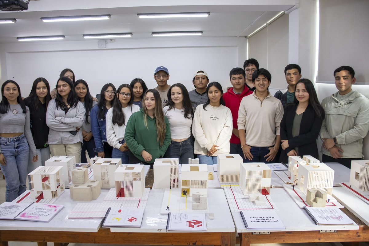 Estudiantes de #ArquitecturaUTPL transforman el aprendizaje del espacio y la representación gráfica desde el primer semestre. 🌍💡

📖 Descubre más en la nota: [acortar.link/URfLgQ]

#VisibilizaciónAscendereUTPL