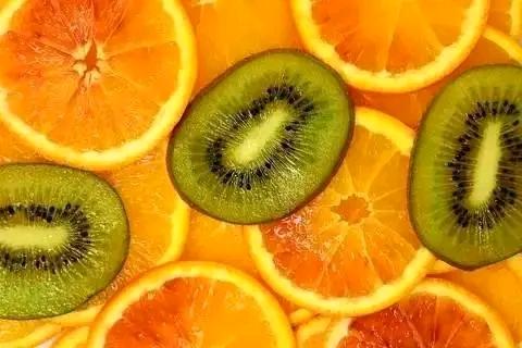 Deben evitarse en las últimas horas del día las frutas ricas en vitamina C como la naranja y kiwi. Afectan el sueño.