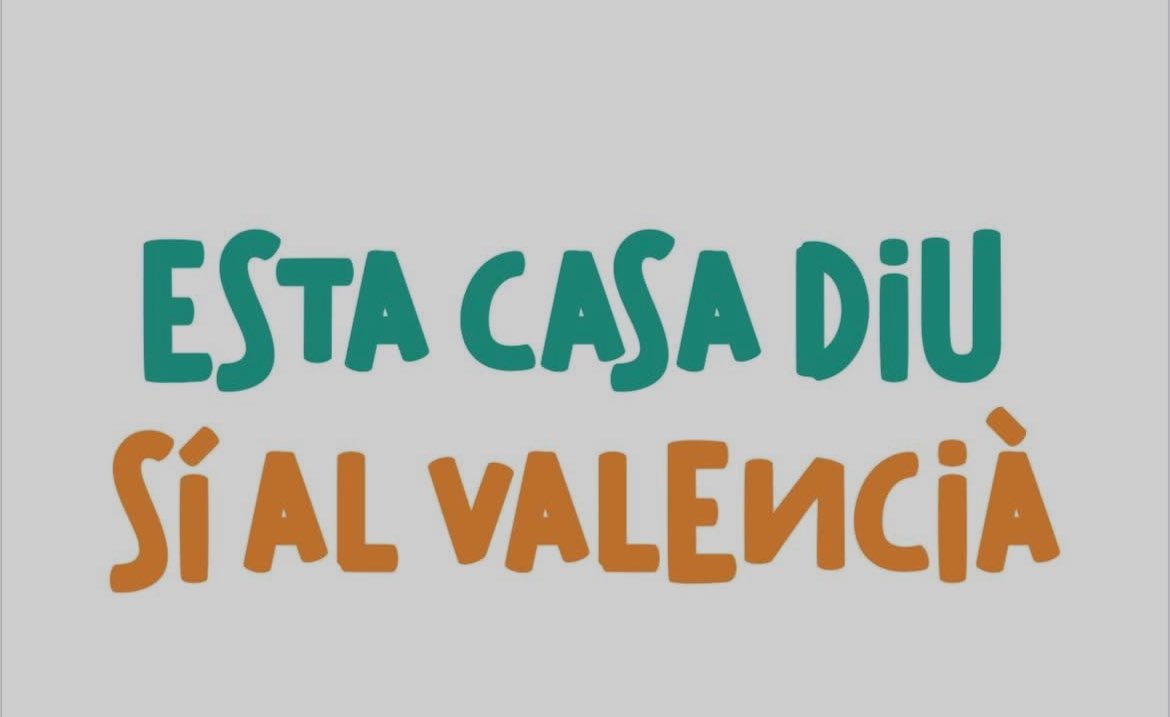 Los màs beneficiados por la enseñanza del valenciano en la escuela son los niños de familias castellanohablantes  porque consiguen fácilmente ser bilingües y disponer de mayores oportunidades de mayores. Para los venidos de fuera, es una potente herramienta de integración social.