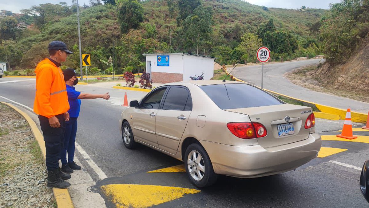 INTTORLosTeques's tweet photo. Funcionarios del #INTTLosTeques desplegados en La Redoma Los Lagos, para concienciar a conductores que transitan por esta  arteria vial, sobre el uso de el cinturón de seguridad https://t.co/lktO1aI1YE