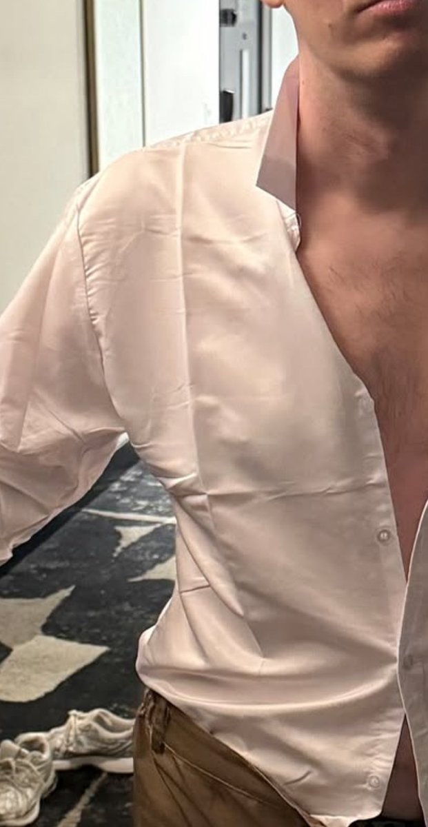 chat does it look like phil has a nipple piercing or am i crashing out