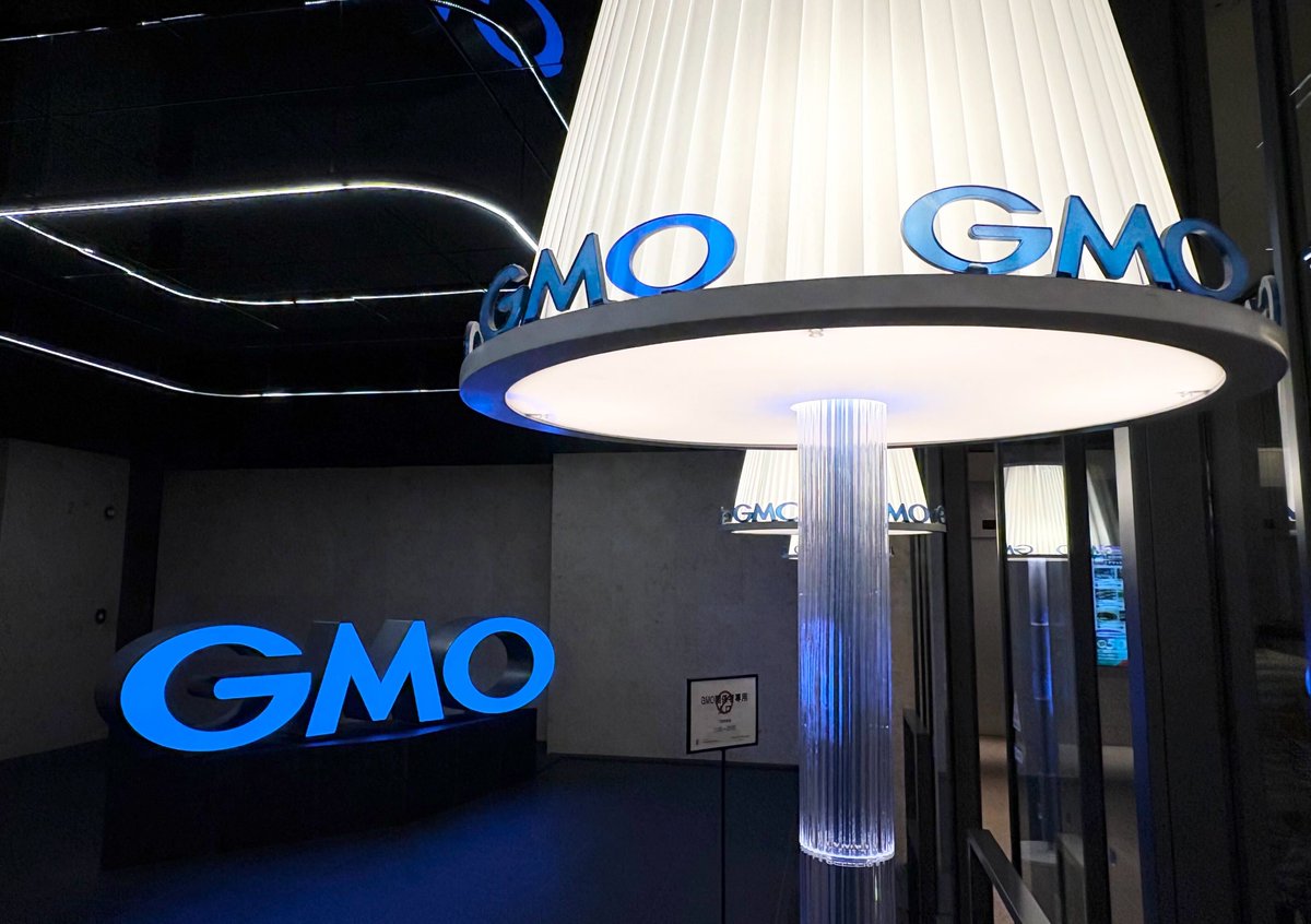 おはGMO☀ ふと「会社内にロゴって何個あるんだろう？」と思い、軽い気持ちで数え始めた結果…エレベーターホールだけで15個以上‼そっと諦めました(  ˘ω˘ ) ご来社の際はぜひロゴ探しチャレンジしてみてください🔍 本日もよろしくお願いします！