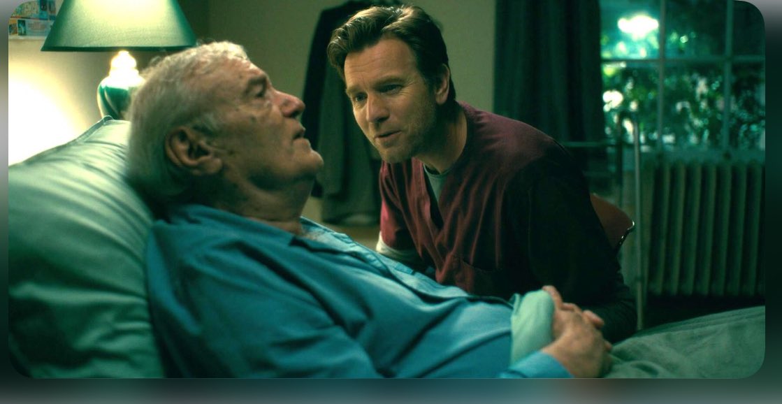 『シャイニング』のスピンオフ作品『ドクター・スリープ』では、トラウマとアルコール依存症に苦しむ大人になったダニーが描かれます。ホスピスで働く彼は、初めて「シャイニング」を使い、217号室の患者を安らかに死なせます。この部屋は、ダニーが心の中