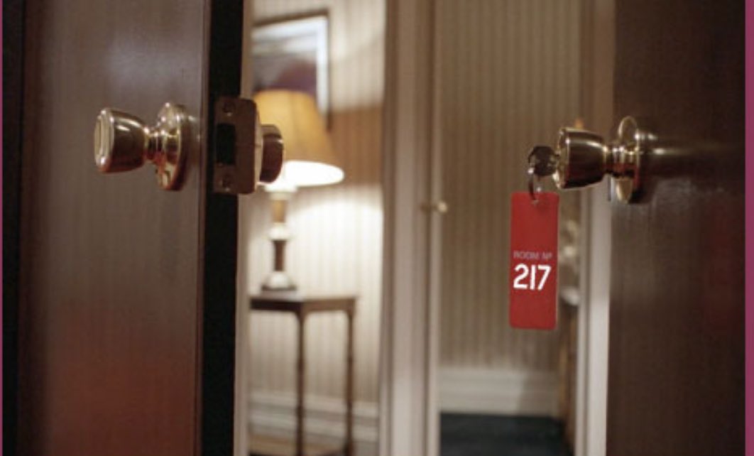 『シャイニング』のスピンオフ作品『ドクター・スリープ』では、トラウマとアルコール依存症に苦しむ大人になったダニーが描かれます。ホスピスで働く彼は、初めて「シャイニング」を使い、217号室の患者を安らかに死なせます。この部屋は、ダニーが心の中