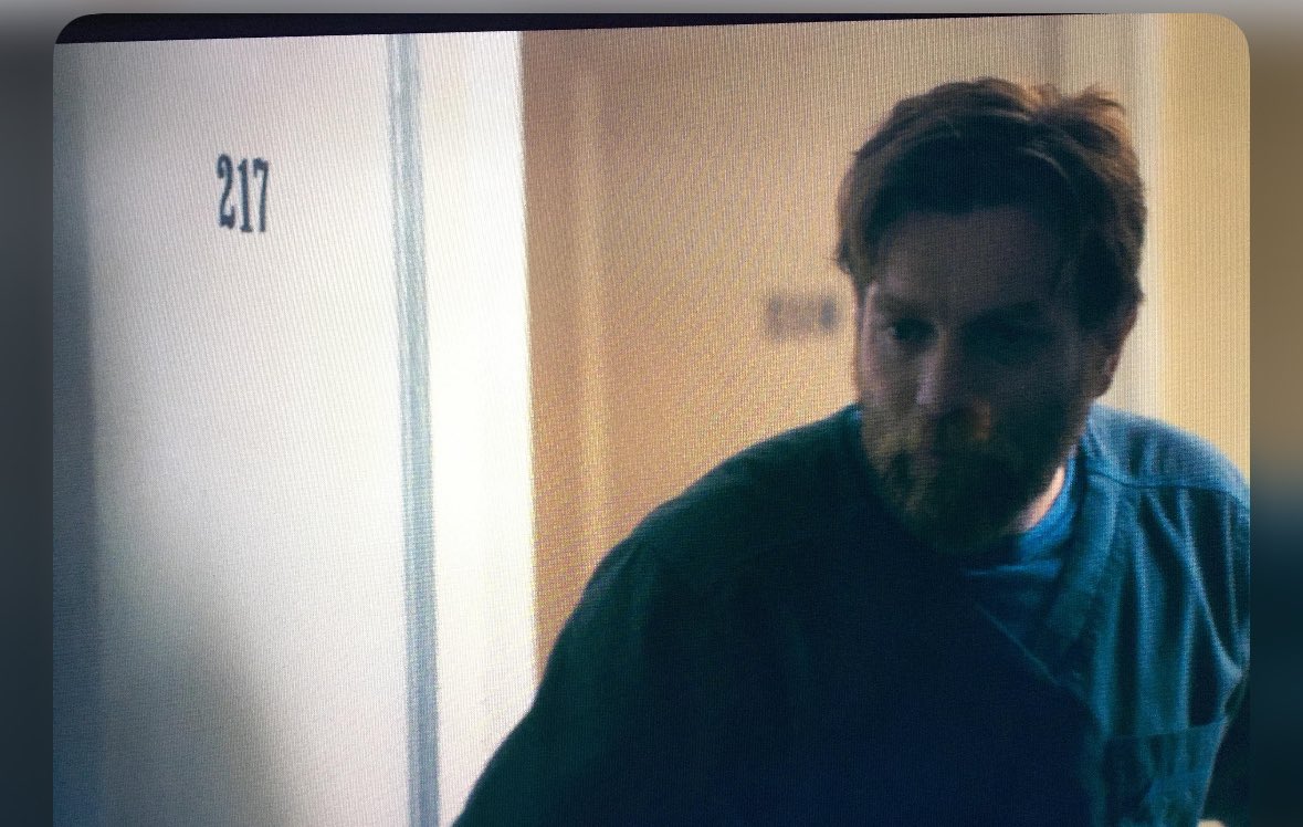 『シャイニング』のスピンオフ作品『ドクター・スリープ』では、トラウマとアルコール依存症に苦しむ大人になったダニーが描かれます。ホスピスで働く彼は、初めて「シャイニング」を使い、217号室の患者を安らかに死なせます。この部屋は、ダニーが心の中