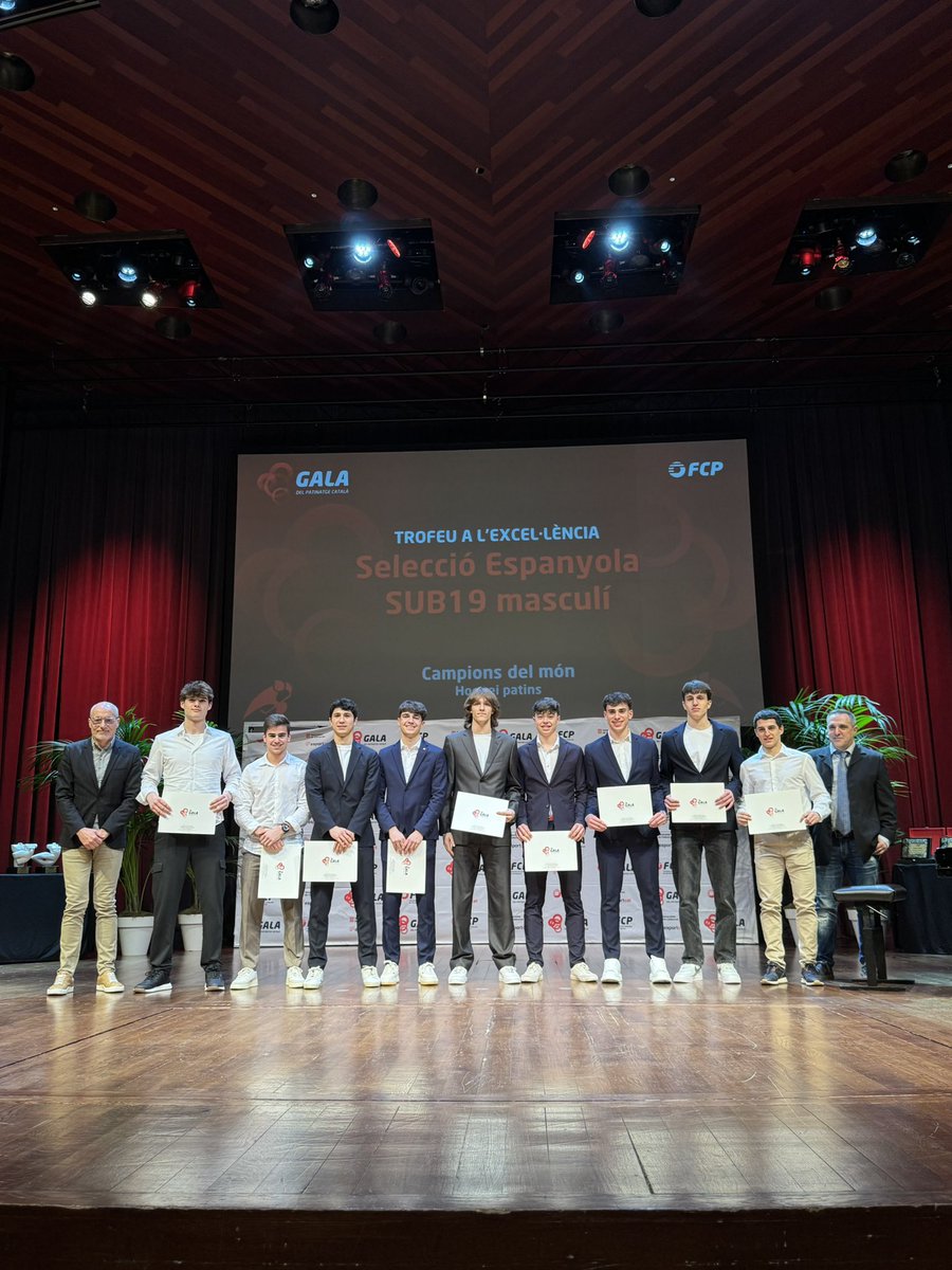 Premiats a la 𝐆𝐚𝐥𝐚 𝐝𝐞𝐥 𝐏𝐚𝐭𝐢𝐧𝐚𝐭𝐠𝐞 𝐜𝐚𝐭𝐚𝐥𝐚̀! 🎖️🐦‍🔥

Càndid Ballart i Martí Casas, com a campions del Mundial amb la selecció espanyola; i Carles Casas i Martí Pallejà, com a campions del Mundial Sub19, guardonats a la Gala del Patinatge, de la <a href="/FCPatinatge/">FCPatinatge</a>.