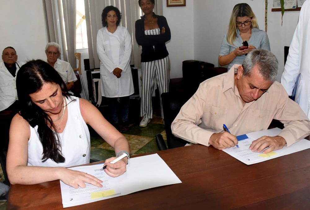 CubaMINREX's tweet photo. #Cuba 🇨🇺 y #Bolivia 🇧🇴 firmaron en La Habana un convenio de colaboración que permitirá a instituciones de energía nuclear de ambos países unir conocimientos y capacidades productivas para lograr radiofármacos contra el cáncer u otras afecciones.

🔗https://t.co/oYFSNSJ9LW https://t.co/kQXkzameue