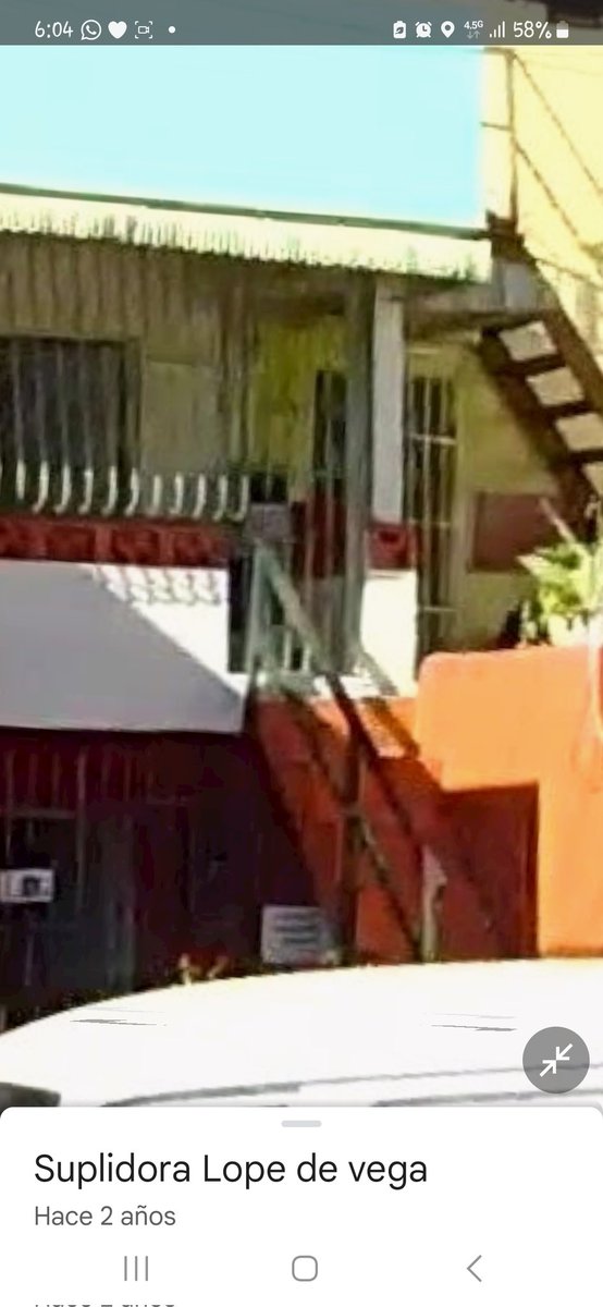 Berilio07's tweet photo. @UltimominutoTW Atención @PoliciaRD @pesqueiradiego a esa mujer le dieron una patada... Ella sube y espera casi 4 segundos parada en los escalones según su sombra, ella sube el pié cuando se abre la puerta y al instante sale disparada. Revisen los mensajes de ella con su marido. https://t.co/PifjwZZbbK