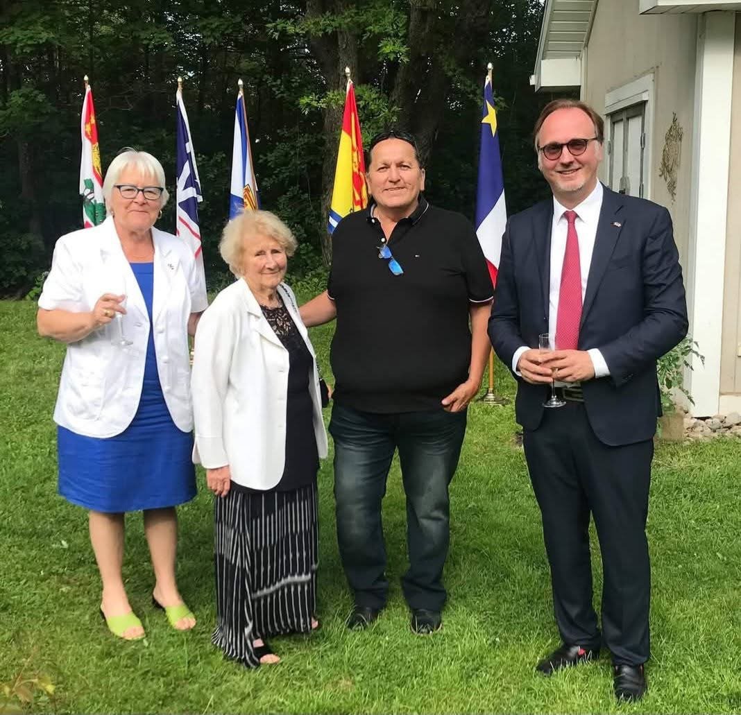 L'hon. / The Hon. Louise Imbeault tweet media