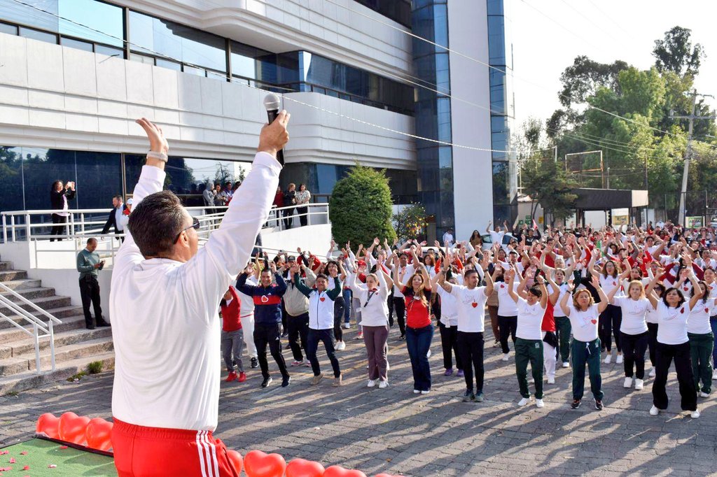 IMSSedomexote's tweet photo. En el marco del Día del Amor y la AmIMSStad, #IMSSEdomexOriente llevó a cabo una mega clase de acondicionamiento físico, encabezada por la titular Dra. Josefina Estrada Martínez, quien destacó la importancia del trabajo en equipo. https://t.co/TJk03n3S3k