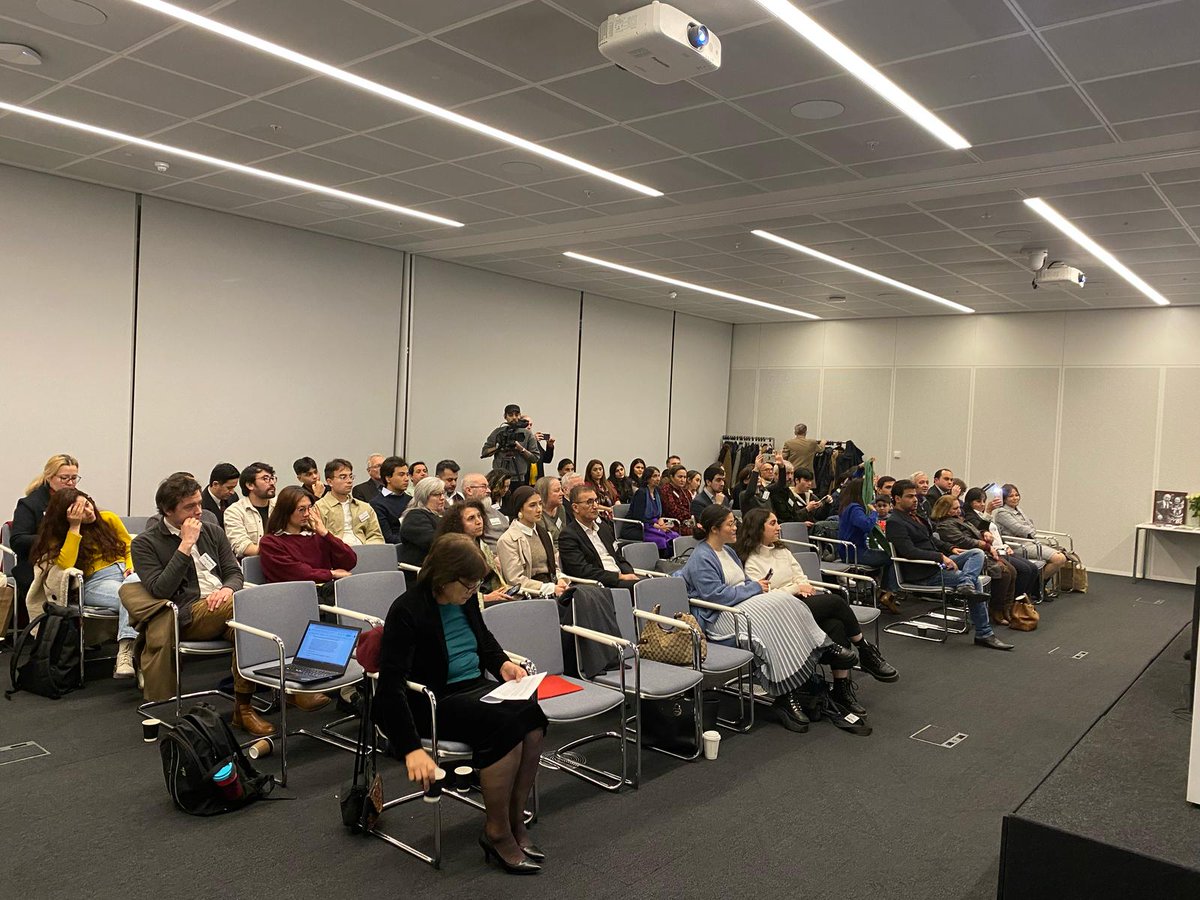 MosaicGFdn's tweet image. Following the screening of the documentary, we had a great panel with an excellent line-up. After introducing the panelists, the chair, @a_camellia_d, asked them to give their views on Osimi and his vision in turn. Dr Jalal Badakhchani started telling the story of their meeting…