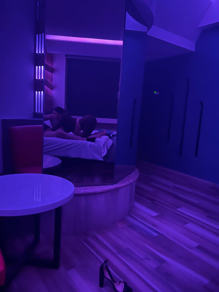 Entre sábanas y secretos en este hotel, me entregué al placer con la persona que amo por completo: mi marido. Cada caricia, cada susurro, es la perfecta muestra de la pasión y complicidad que compartimos
