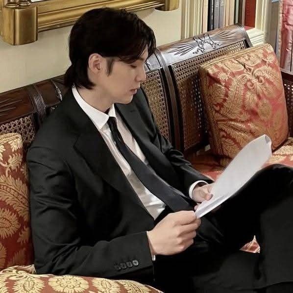 luupsuga's tweet image. AU YOONMIN ─ amigo de papá.

jimin se olvido su campera en el auto de yoongi, colega de su papá.. ¿que podría salir mal?
#yoonmin #yoonminau #auyoonmin