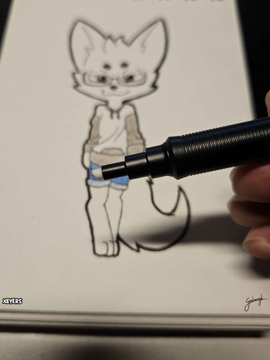 I bought one of those precision erasers and I decided to do a quick illustration to test it out

#furry #traditionalart