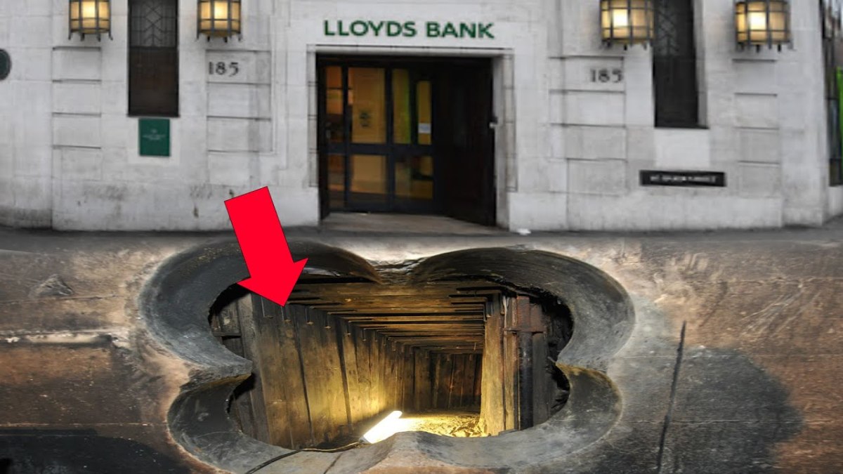 Lunviiera's tweet photo. Lloyds Bank Heist, Perampokan Bank Aneh yang Menyeret Mata-Mata Inggris

Pernah nonton film The Bank job? ini adalah kisah yang menginspirasi film tersebut.

Sejak bank dan deposito diterapkan secara nasional di Inggris, telah terjadi banyak perampokan yang menakjubkan. Salah satu yang paling cerdik adalah Perampokan Baker Street pada tahun 1971.

Pada awal tahun 1970-an, Inggris mengalami kesulitan ekonomi dengan tingkat pengangguran yang meningkat dan pertumbuhan ekonomi yang melambat. Dalam kondisi ini, dunia kriminal mencari cara untuk memanfaatkan situasi tersebut, dan Anthony Gavin, seorang kriminal musiman, memiliki rencana yang tepat. Meski bukan pencuri biasa, Gavin memiliki latar belakang pelatihan militer dari British Army Royal Fusiliers, yang membuatnya disiplin dan cerdas.

Setelah membaca cerita pendek Sherlock Holmes, Gavin terinspirasi untuk merancang perampokan terhadap brankas Lloyds Bank di 187 Baker Street, London.