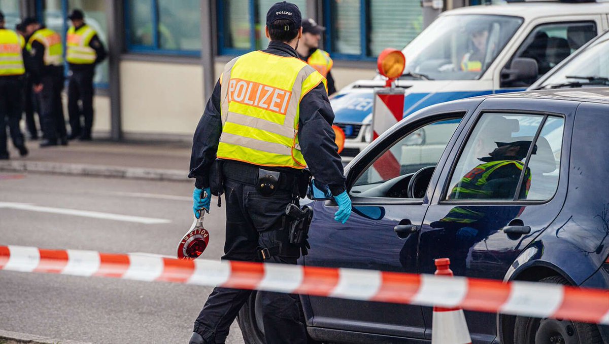 Deranged Maniac Fires Off Over 17 Memes In Crowded German Shopping Mall buff.ly/411yaIo