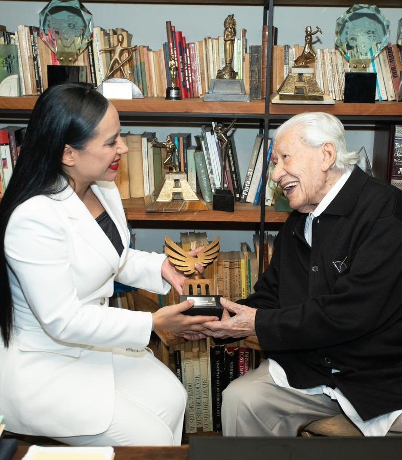 Guadarios's tweet photo. Al parecer es un mal presagio recibir una visita de la Doctora Sandra Cuevas 🥺 https://t.co/ttzBLG92Cf