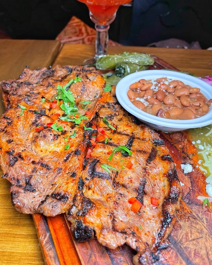 jayteetake1983's tweet photo. 🌮Taco Tuesday🌮done right is with a huge portion of flank steak🥩so you can choose just how meaty you want your tacos🤤! Then add in all the fixins’ like beans, pickled onions, &amp; guac🥑for that epic first bite! Loved having dinner here, live music on Mon + Wed🎶&amp; All Y https://t.co/WwTYq34cCc
