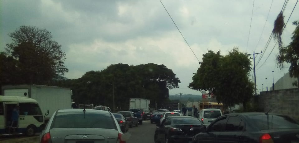 Si va para Occidente y está en sus posibilidades evitar carretera a Los Chorros hágalo, a ver si se nos hace posible llegar a casa antes del amanecer.