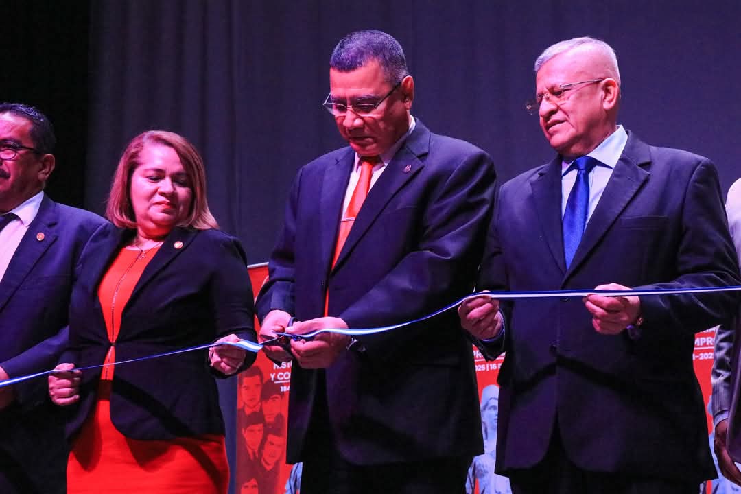 juanrosaues's tweet photo. Conmemoración de los 184 años de fundación de la @UESoficial; conferencia magistral por el MSc. Alfredo Ramírez; entrega de reconocimientos a trabajadores/as por su aporte, identidad y compromiso; a becarios por su excelencia académica e inauguración del año académico 2025.🙌 https://t.co/jCRl3dPmYy