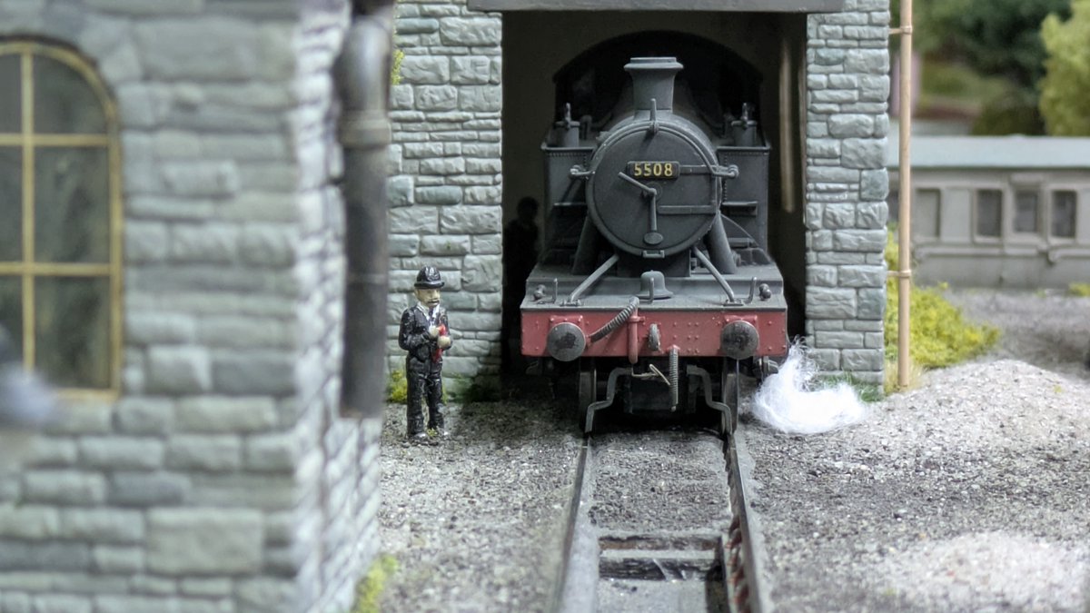 BURT0NBRADST0CK's tweet photo. Pat 'Spreader' O'Buttagh, the shed foreman, tries to work out why 5508s draincocks only work one side as 4405 arrives in the station. Two gents seem unimpressed as it runs around and waits before departure. #EMGauge #4mmscale #WesternRegion https://t.co/ut6ExqcYkp