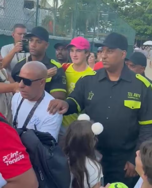 euonortim's tweet photo. O SEGURANCA DO JOAO FONSECA PARECE MAIS COM O VIN DIESEL QUE O PROPRIO VIN DIESEL #VINDIESEL #JoaoFonseca https://t.co/oYmTK47nnW