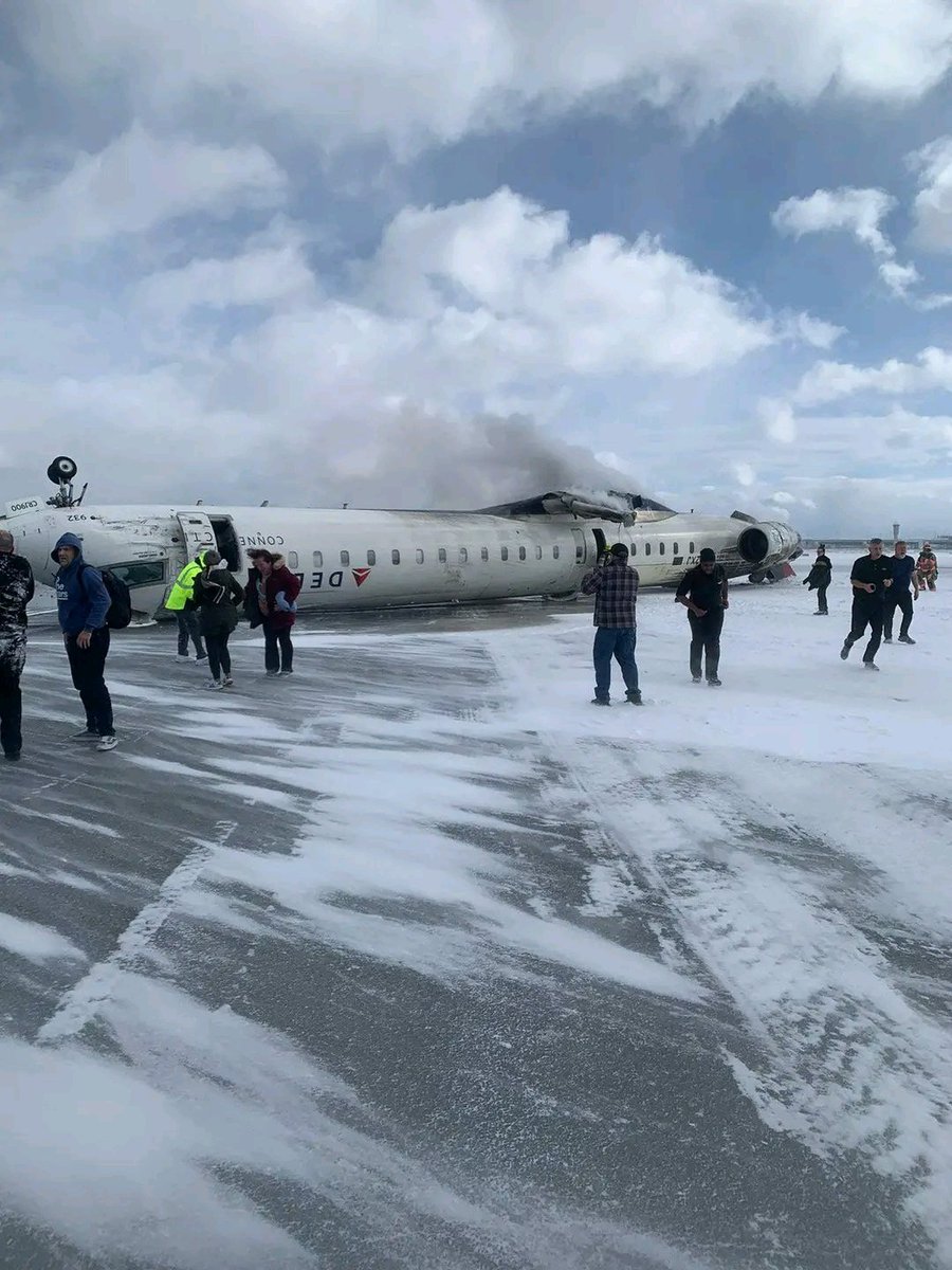 Kiranjoshi900's tweet photo. Breaking: Delta Airlines plane crash-landed at a Toronto airport, flipping completely upside down.
#DeltaAirline #planecrash https://t.co/BbOrdrIOeY